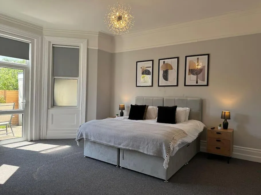 Spacious, Modern 3 Bedroom Apartment With Parking-1