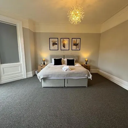 Spacious, Modern 3 Bedroom Apartment With Parking-3